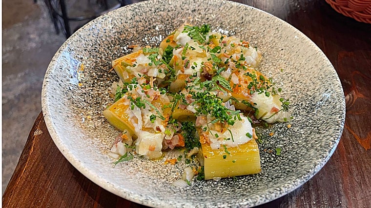 Puerros confitados con queso azul