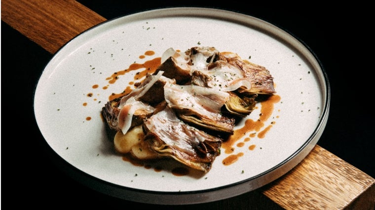 Alcachofas a la brasa con  velo ibérico de bellota de Doña Inés, uno de los restaurantes de Antonio Banderas en Málaga