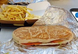 El único local de comida rápida que tiene un 'Solete' en Málaga está a pie de playa