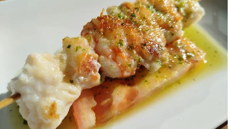 Brocheta de rape y langostinos de la cervecería La Calita en Mairena
