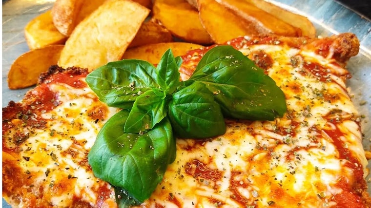 Milanesa napolitana, uno de los platos emblemáticos de Sideral Bar, para comer en Mairena del Aljarafe