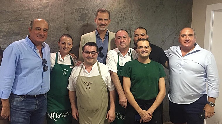 Equipo del restaurante Pataya de Córdoba con el rey Felipe VI durante su comida en Córdoba