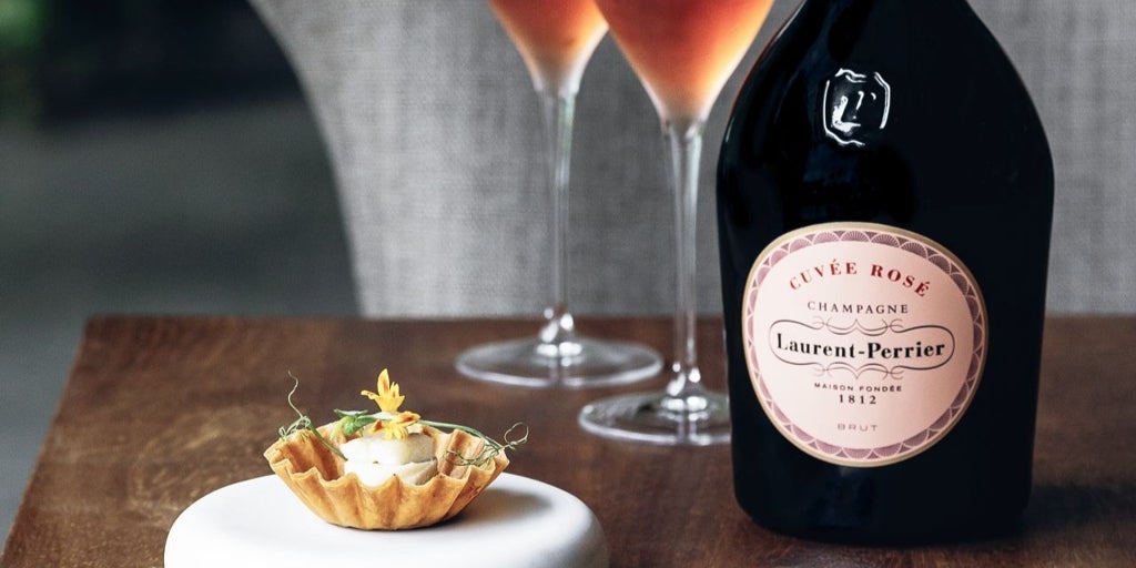 La terraza malagueña donde puedes tomar champagne francés con croquetas y caviar frente al mar