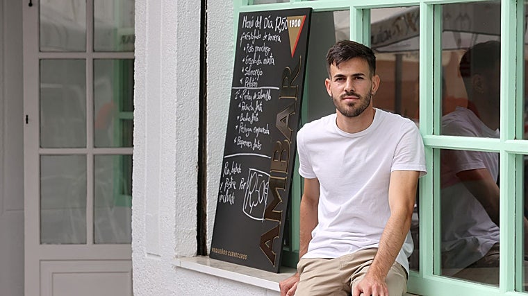 Rafael Cepeda, junto a la pizarra del menú del día de La Nueva Cata, en el barrio de Vistalegre