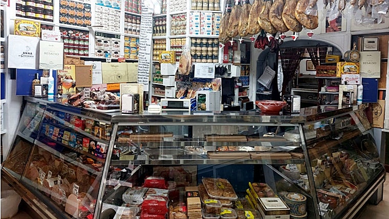 Mostrador de Casa Moreno, donde se muestran todo tipo de chacinas, conservas y encurtidos