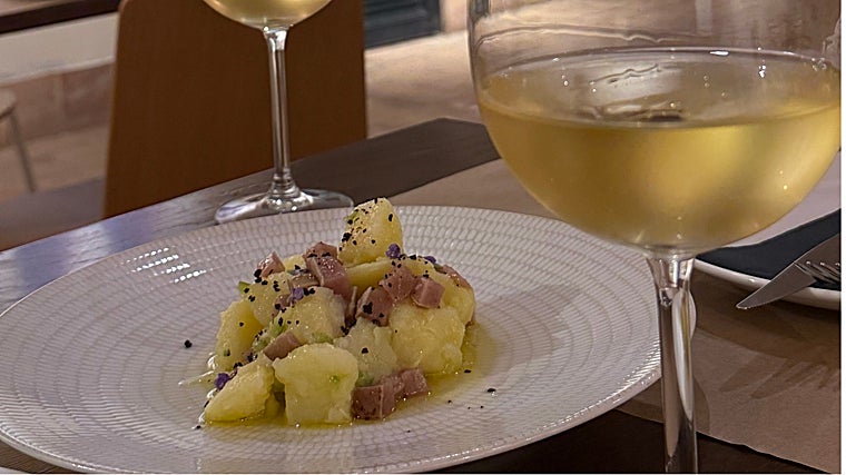 Papas aliñás con daditos de atún rojo