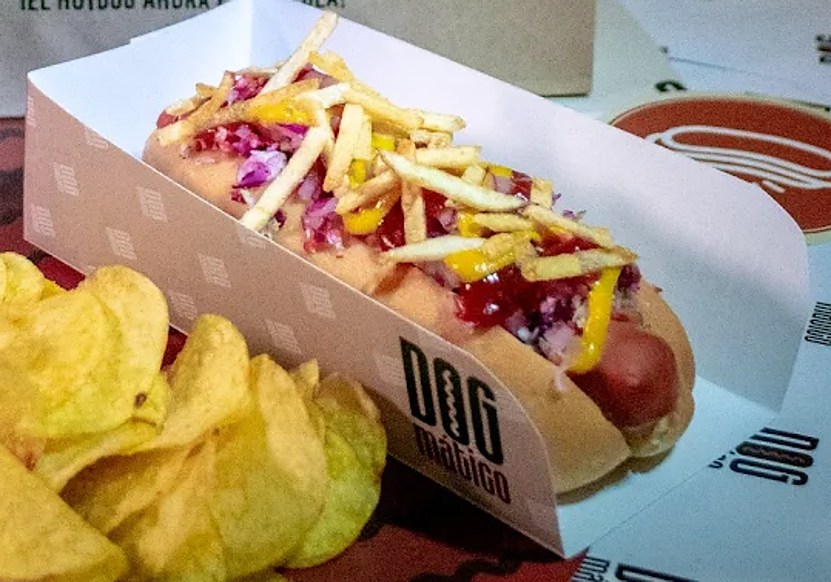 Dogmático apuesta por los perritos calientes y la comida callejera venezolana el barrio de Nervión