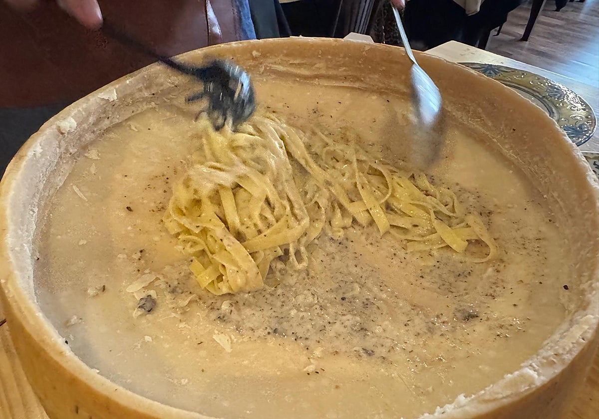 Pasta al queso, uno de los emblemas de la trattoria Tutto Bene de Fuengirola