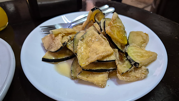 Berenjenas fritas con miel, una de las tapas de Bodega Santa Cruz las Columnas, en el barrio de Santa Cruz