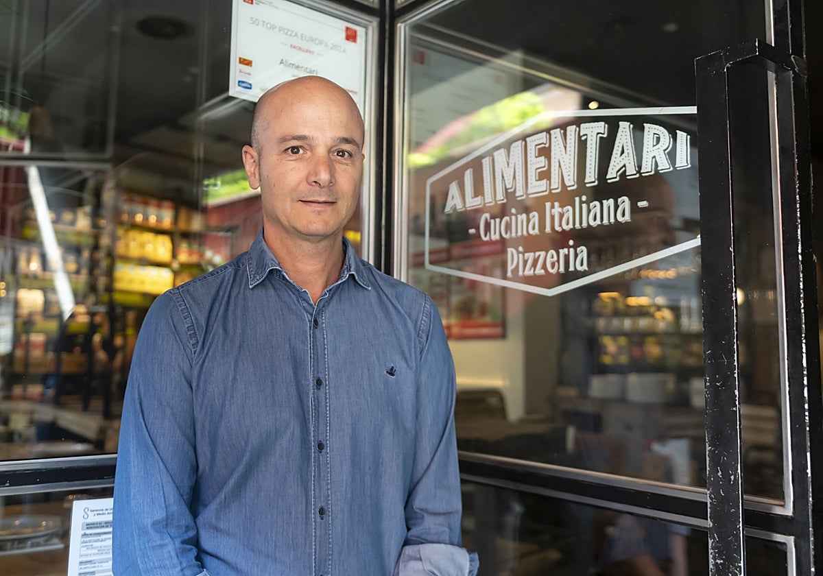 Nicola Migala en la puerta de Alimentari