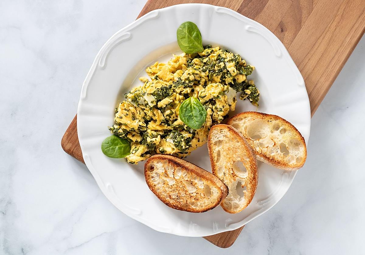 Revuelto de claras de huevo con espinacas, champiñones y cúrcuma
