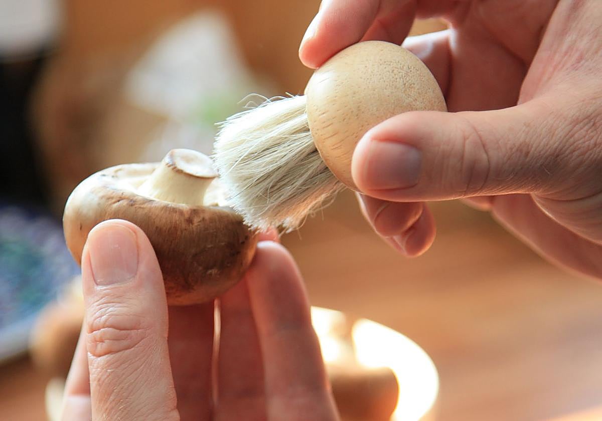 Limpia los campiñones con un cepillo o un paño