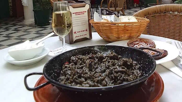 Arroz negro en el Círculo de la Amistad de Cabra