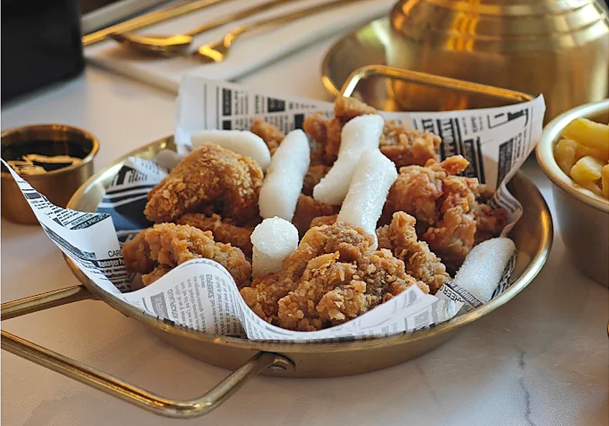 Pollo frito de Oso familia, el plato estrella de la carta de este nuevo restaurante coreano de Sevilla
