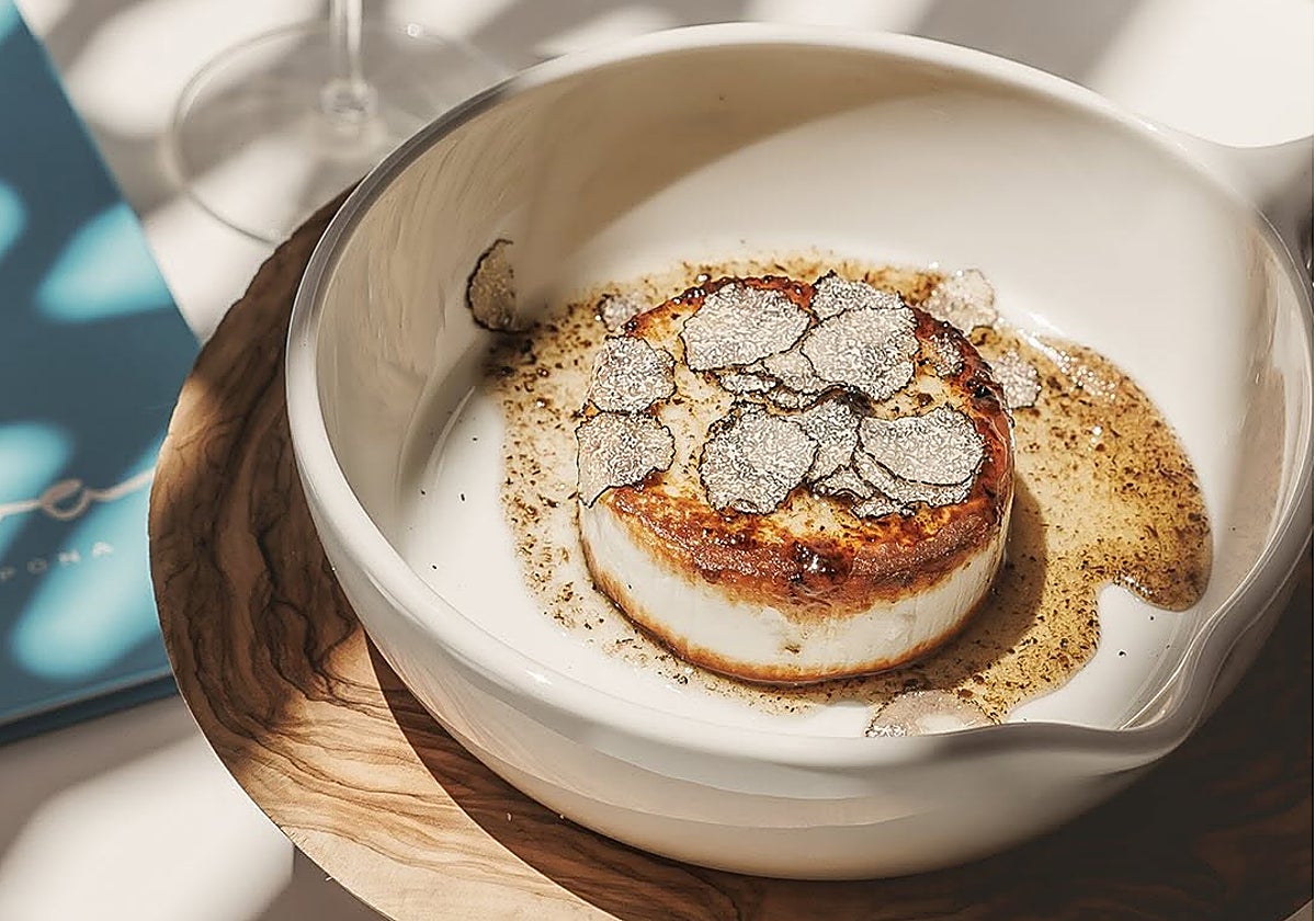 Queso manouri con miel y trufa, uno de los platos de inspiración griega que pueden disfrutarse en Eva Estepona