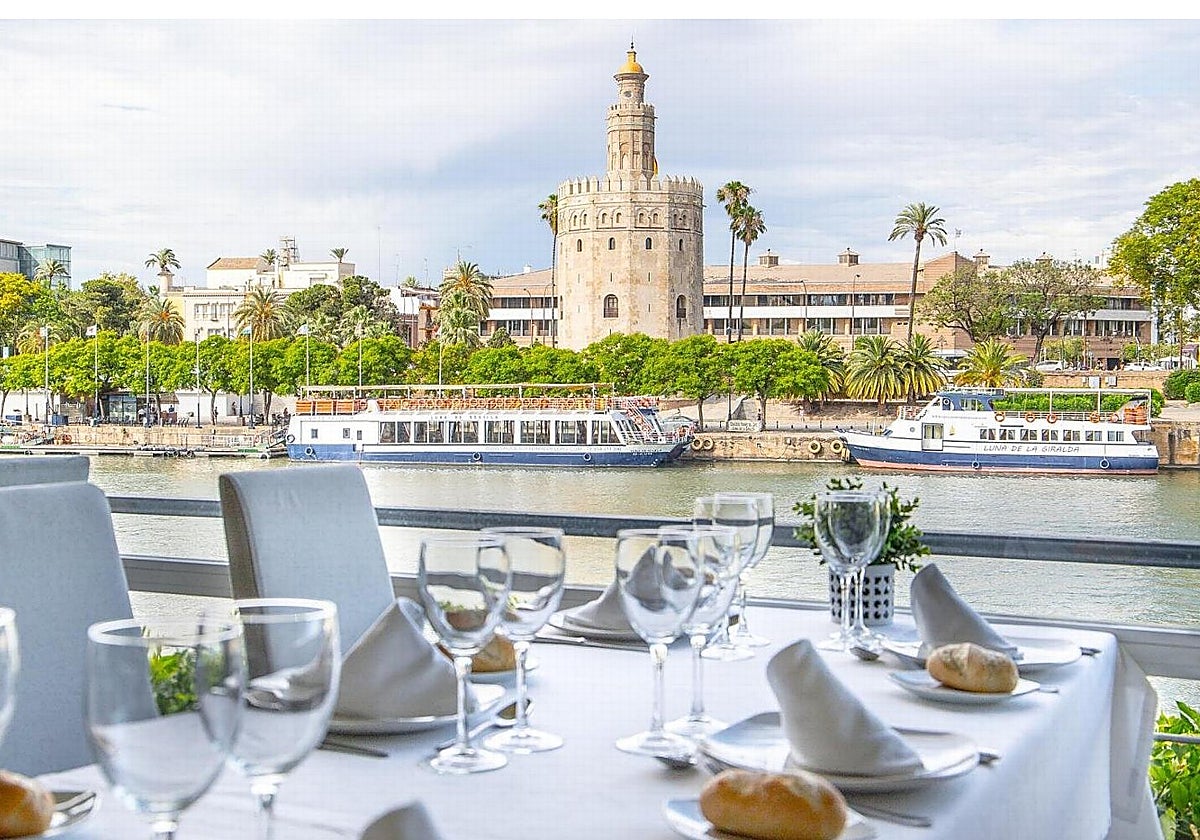 Terraza del restaurante Río Grande, en la calle Betis, con vistas a la Torre del Oro