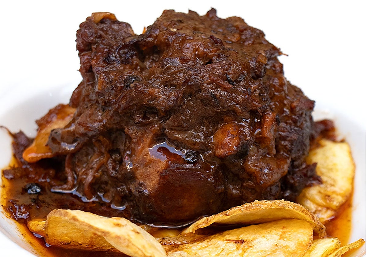 Esta carrilladas ibérica es una de las tapas más emblemáticas de este bar sevillano, y de la memoria colectiva de la ciudad