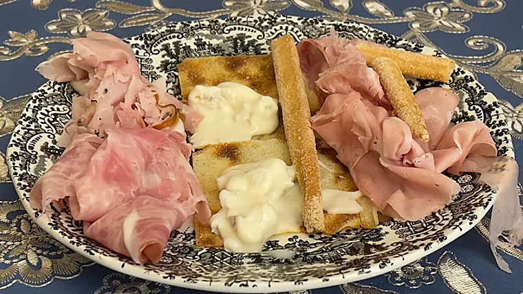 En su carta no falta la buena charcutería italiana y una amplia seleción de quesos