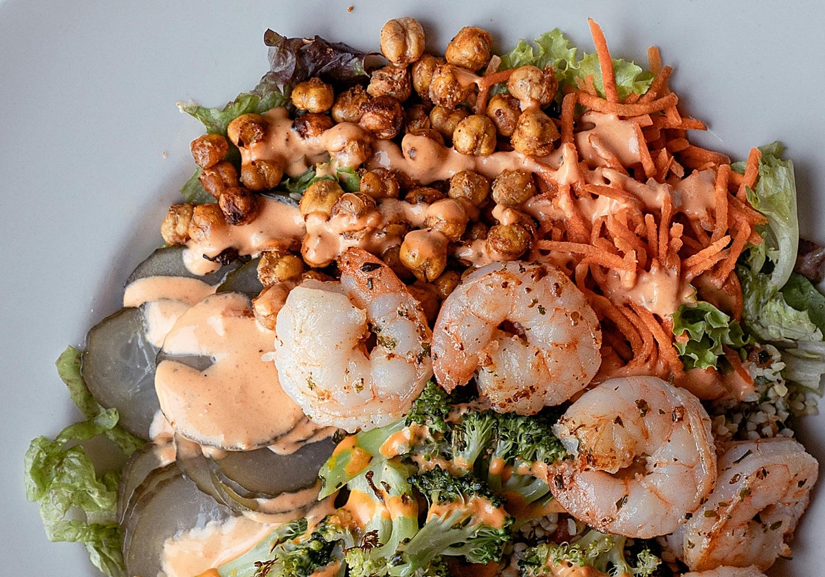 Aliño de garbanzos con langostinos y verduras