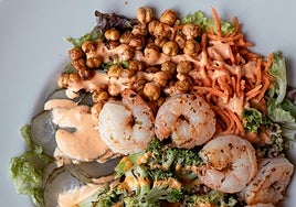 Aliño de garbanzos con langostinos y verduras