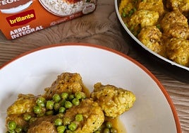 Albondigas de choco y vasitos de arroz Brillante con guisantes