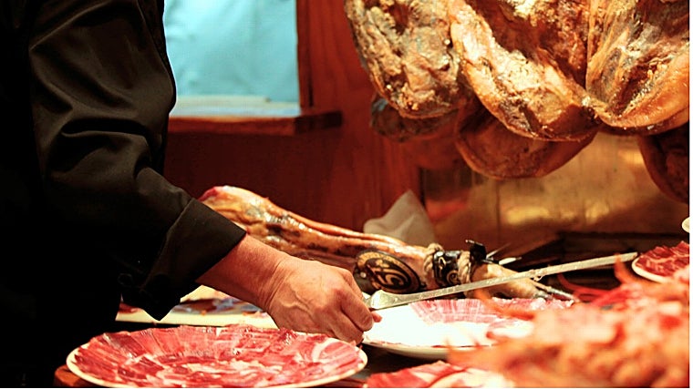 Plato de jamón y corte a mano al momento en restaurante Jaylu en Sevilla