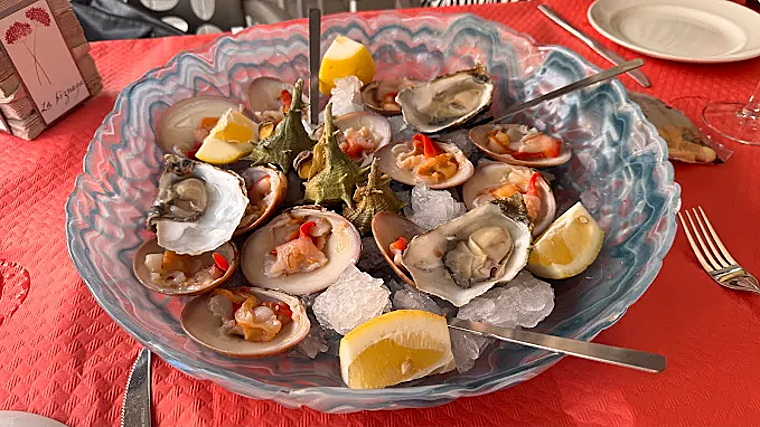 Conchas finas, ostras y cañaillas de Taberna La Biznaga, en la zona de Teatinos, en Málaga