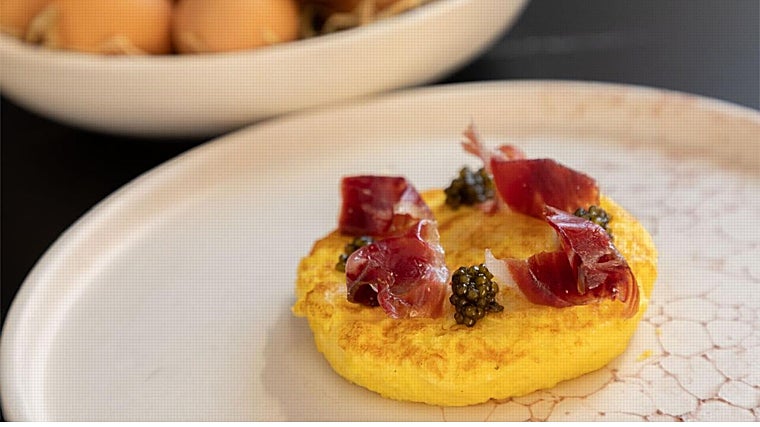 Tortilla con caviar y jamón ibérico de Aviva