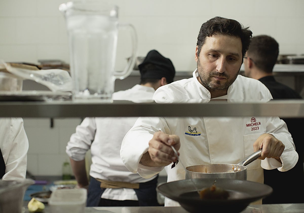 El cocinero Javier Abascal,  protagonista de nuestro Gastrotest, al timón de los fogones