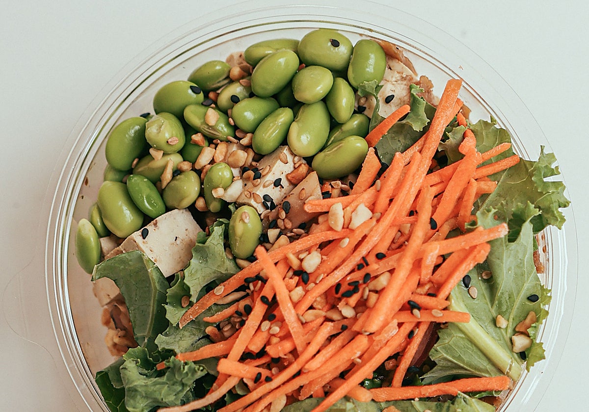 Ensalada de hojas verdes, vasito de granos de avena Brillante, edamame, remolacha, zanahoria y maíz
