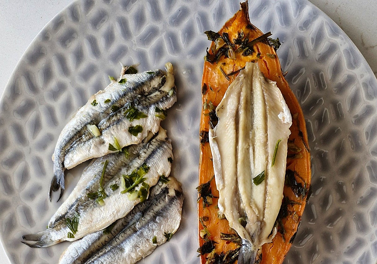 Boquerones en vinagre sobre boniato asado refrescante