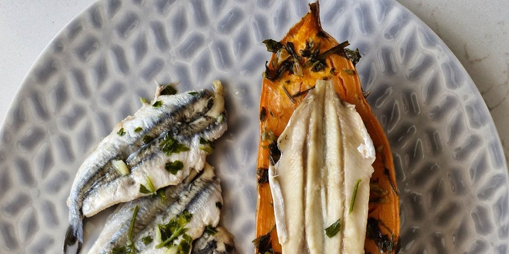 Boquerones en vinagre sobre boniato asado refrescante