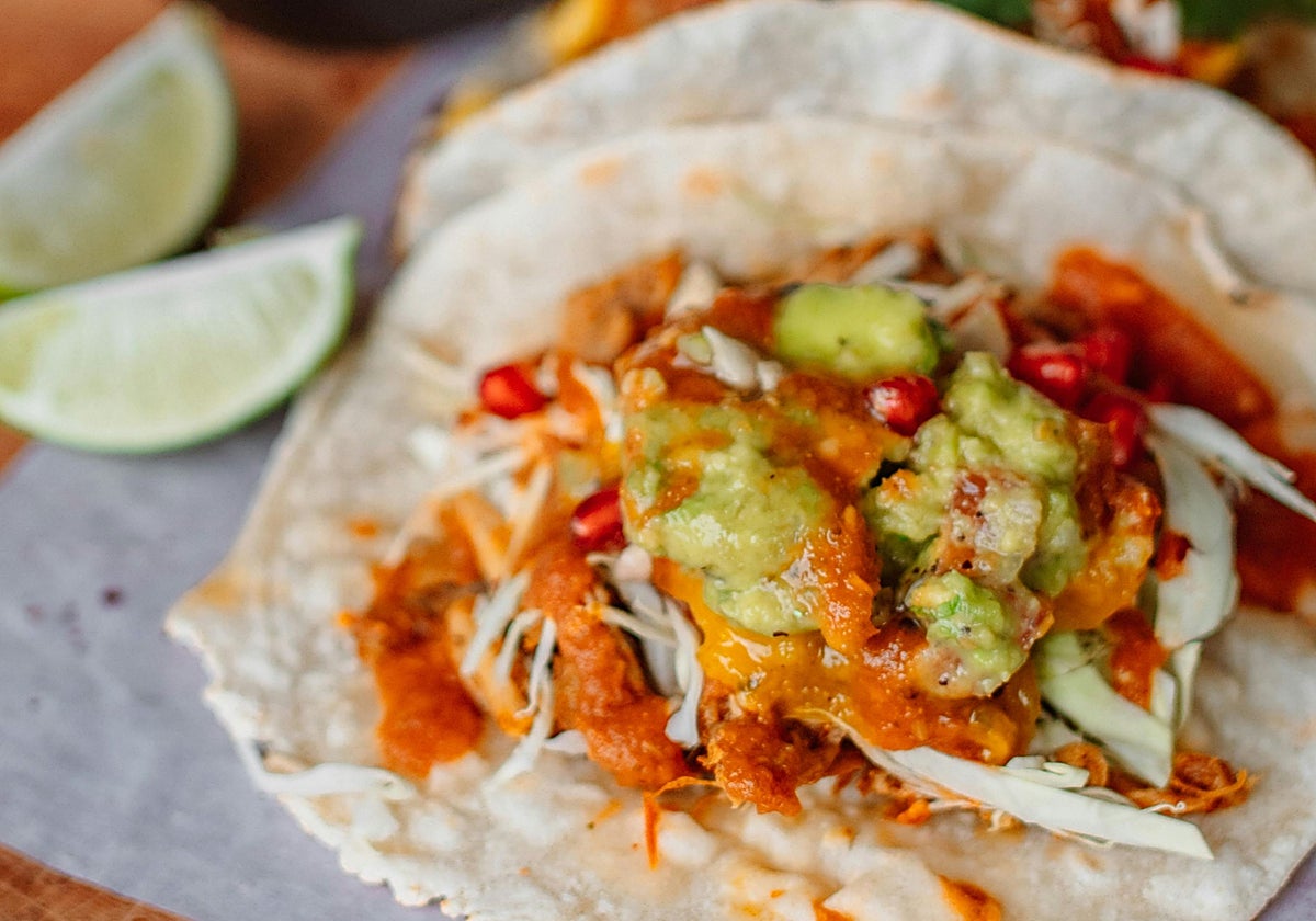 Tacos de huevos revueltos con pico de gallo y guacamole