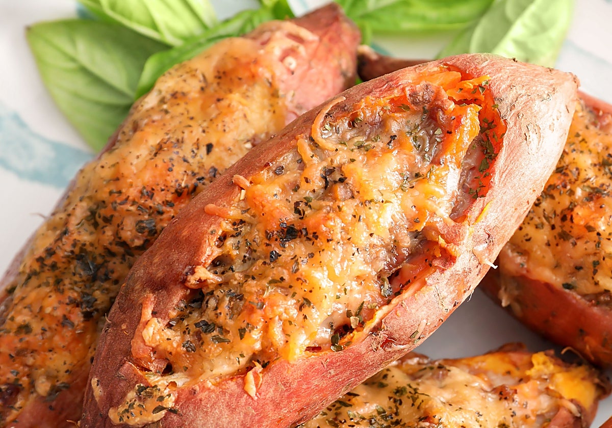 Boniato relleno de crema de espinacas gratinada y anacardos