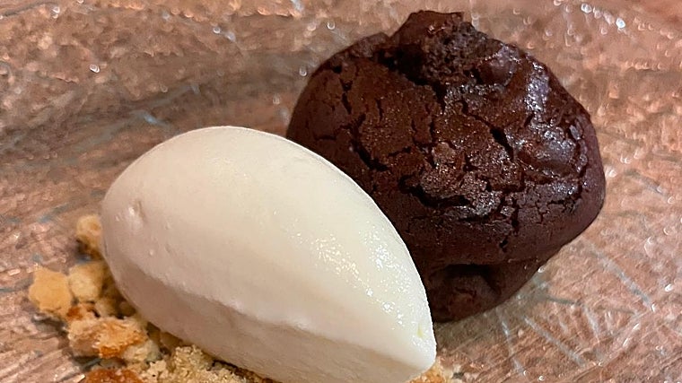 Brownie con helado casero de mascarpone y galleta de jengibre del restaurante Ánfora
