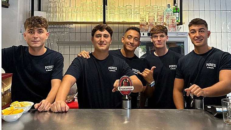 Samuel López, propietario de Bar Perita, junto a su equipo