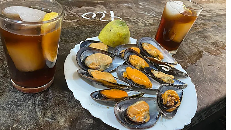 Mejillones cocidos y vermuts