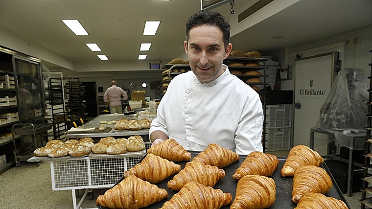 El mejor panadero del mundo, con croissants, en el obrador de El Brillante