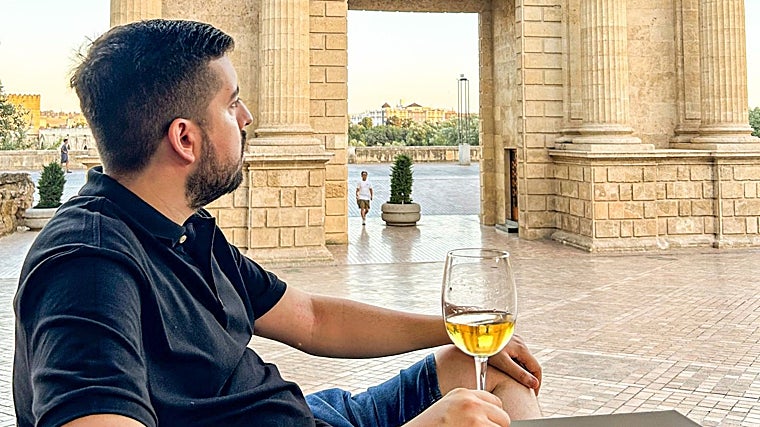 José Alberto Pañero tomando un vino en la capital cordobesa