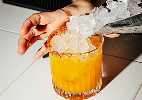 Imagen secundaria 1 - Mano de Santo cumple diez años en Sevilla con una semana cargada de planes gastronómicos