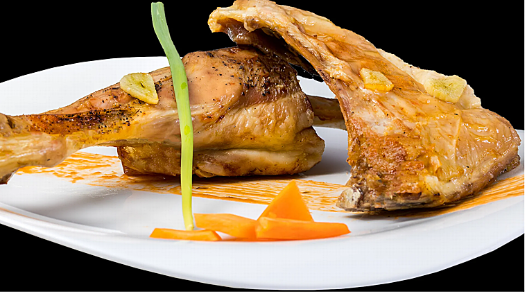 Chivo lechal malagueño asado, plato estrella de La Sociedad en Canillas del Aceituno