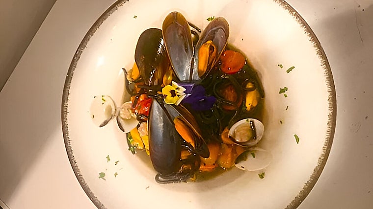 Pasta al nero di sepia con marisco