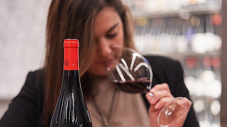 Fátima Villanueva en plena cata