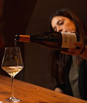 Imagen secundaria 2 - Fátima Villanueva y Jesús León en su restaurante de la calle Harinas