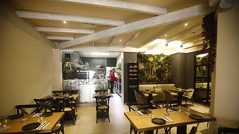 El chef Rafa Conde, en la cocina de El Escondite de San Nicolás