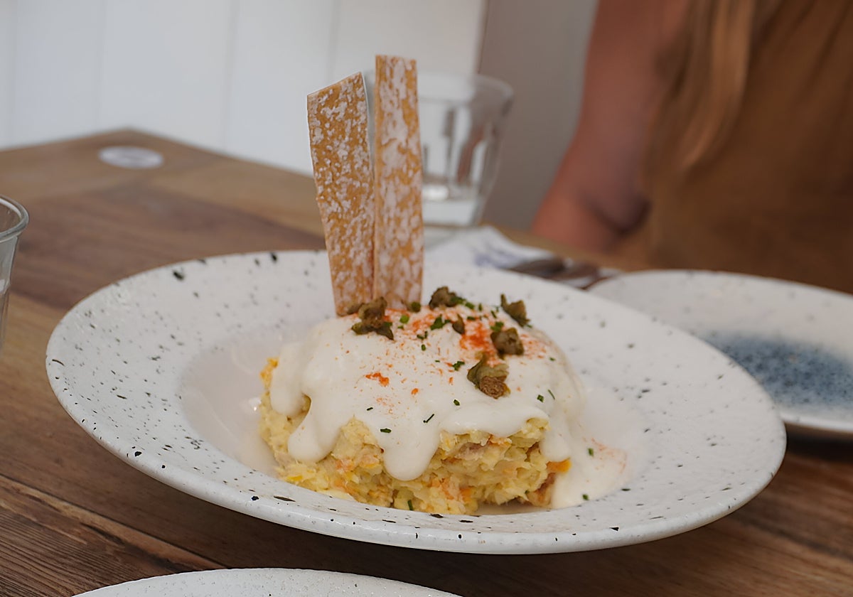 Ensaladilla con salsa tonnata y alcaparras fritas