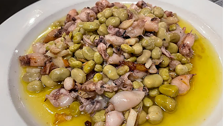 Habas con chipirones de Bodeguita Casablanca