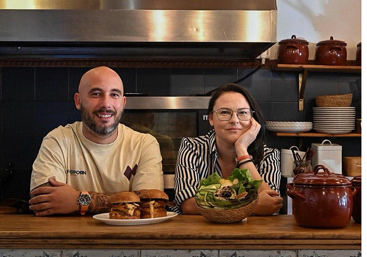 Juan Higueras, de Burger Food Porn, junto a Mari Ángeles Muñoz, de La Tizná, protagonistas de la portada de la nueva revista GURMË