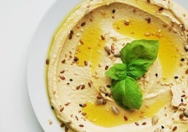 Bimi a la plancha con base de hummus de alubias blancas y pimentón