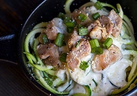 Espaguetis de calabacín e integrales con carbonara clásica